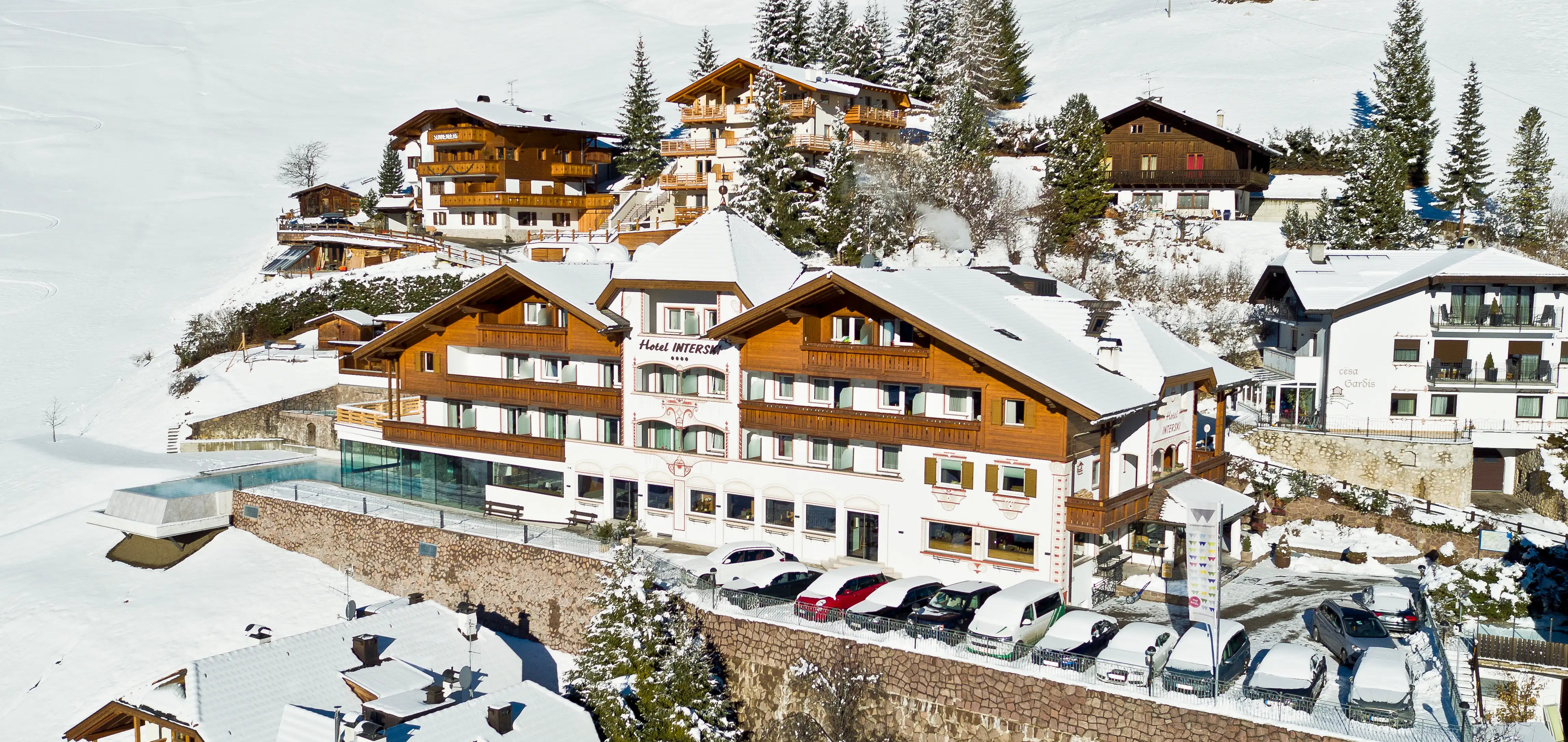 Verschneites Hotel-Panorama im Winter
